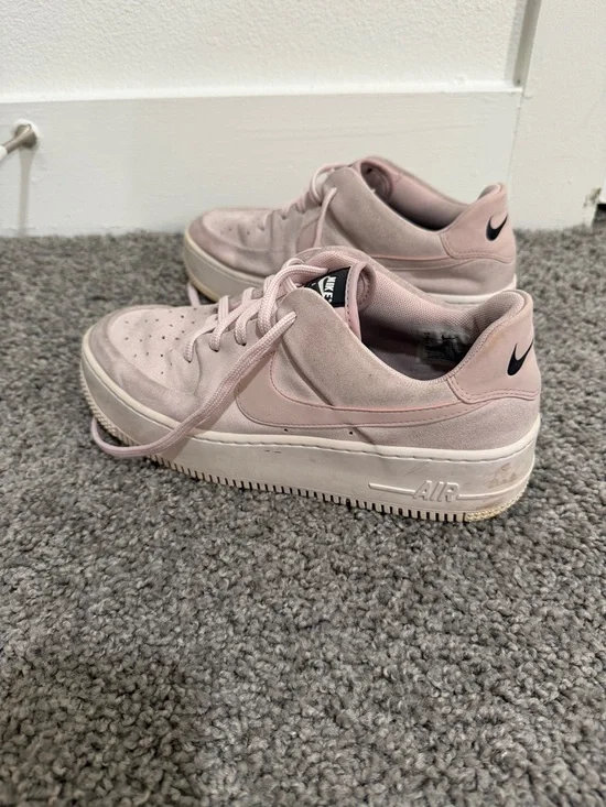 Nike Air Force 1 Low-Top Sneakers in Light Pink Suede - Picture 7 of 8
